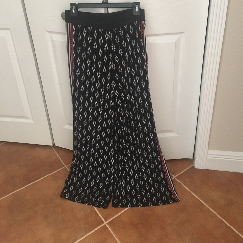 White House Black Market,wide leg, black/white print pant,side fuchsia stripe XS